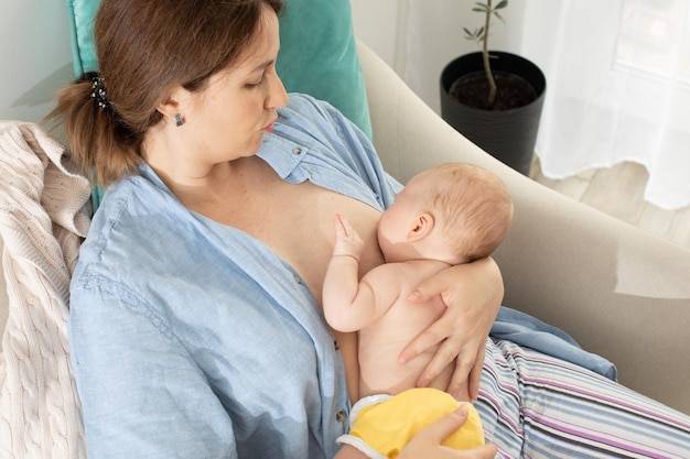 Ile kup u niemowlaka karmionego piersią jest normą?