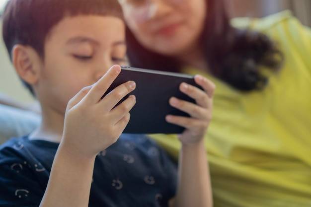 Jaka aplikacja do kontroli telefonu dziecka będzie odpowiednia dla rodziców?