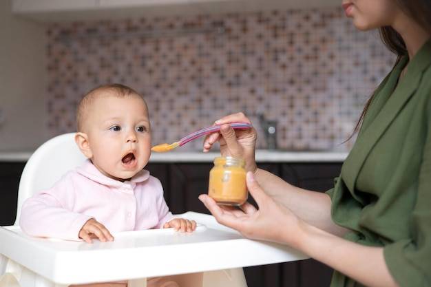 Od kiedy można podawać dziecku inne pokarmy?