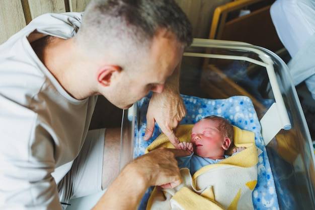 Poród rodzinny tata w trakcie porodu jak wygląda obecność ojca?